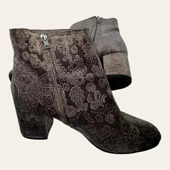 Women’s ZIGISOHO‎ EMBOSSED VELVET NYGIA ANKLE BOOTS SIZE 6.5 GRAY IN COLOR - Picture 10 of 10
